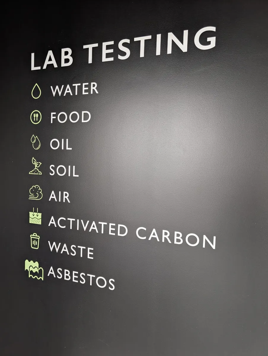 La parete LAB TESTING con le aree di analisi del laboratorio