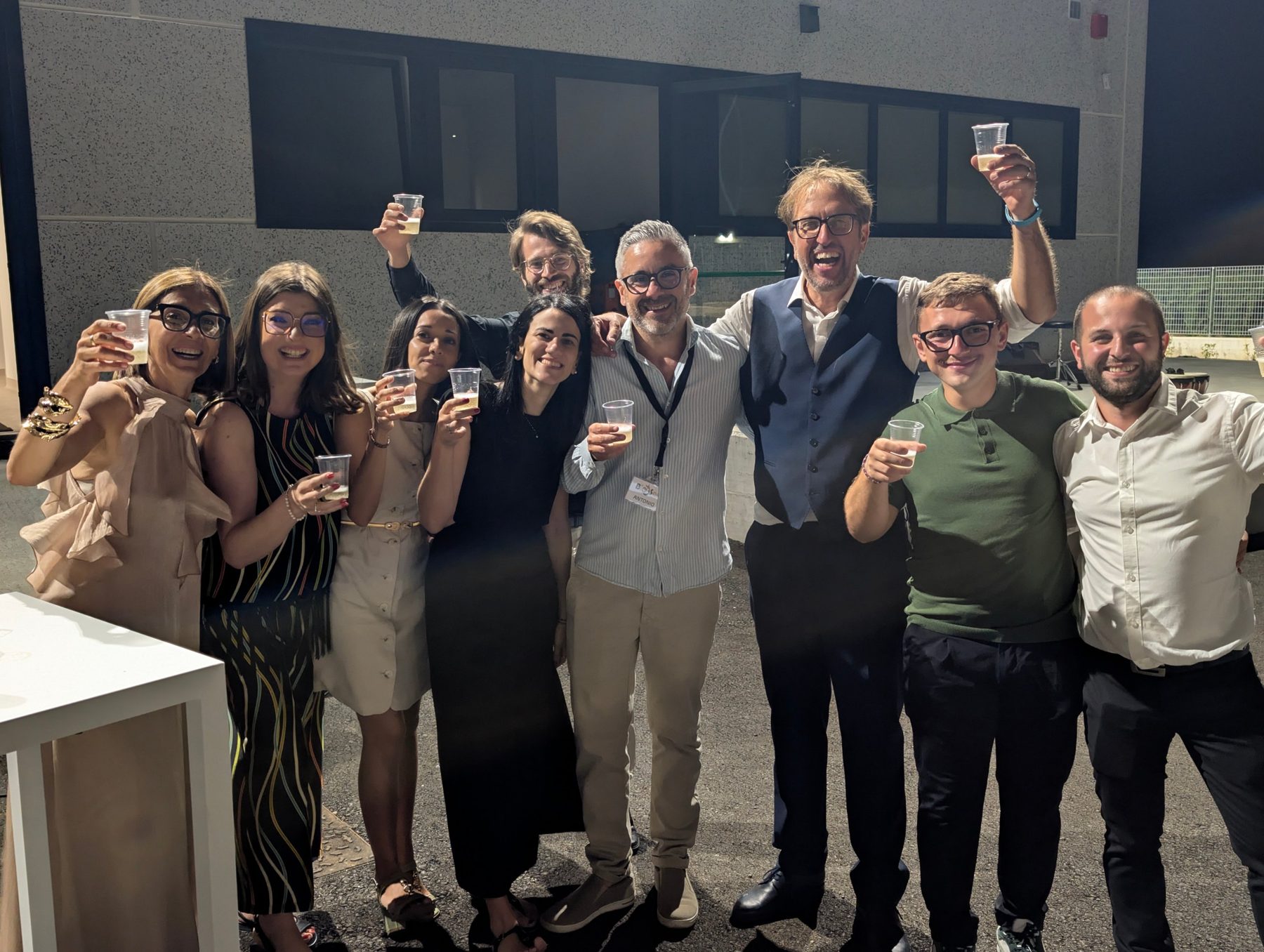 Il team Biosan brinda davanti alla sede: Anna Lisa, Silvia, Francesca, Teresa, Tony, Antonio, Tommaso, Severino e Matteo