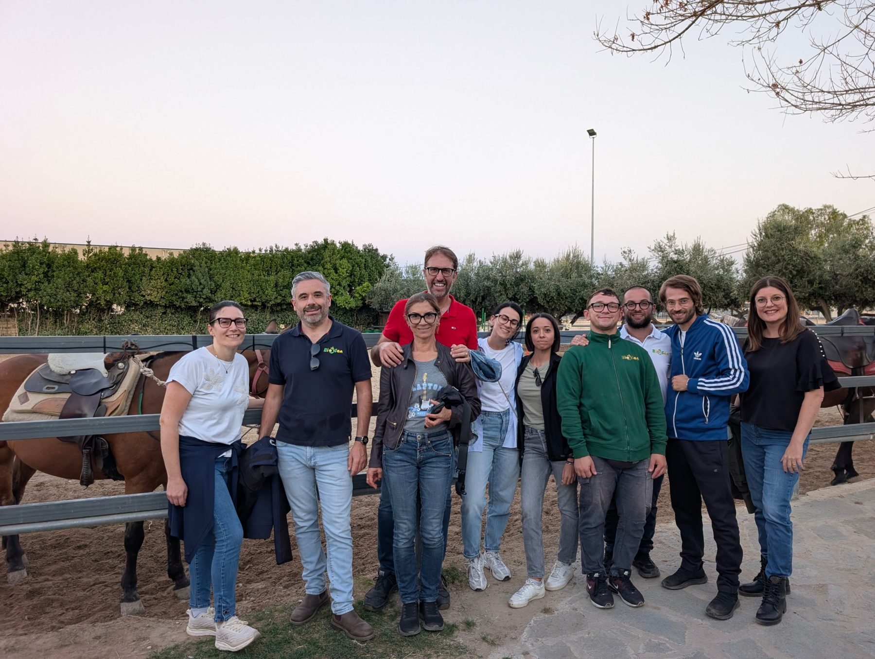 Team building a cavallo: Tiziana, Antonio, Anna Lisa, Tommaso, Teresa, Francesca, Severino, Matteo, Tony e Silvia