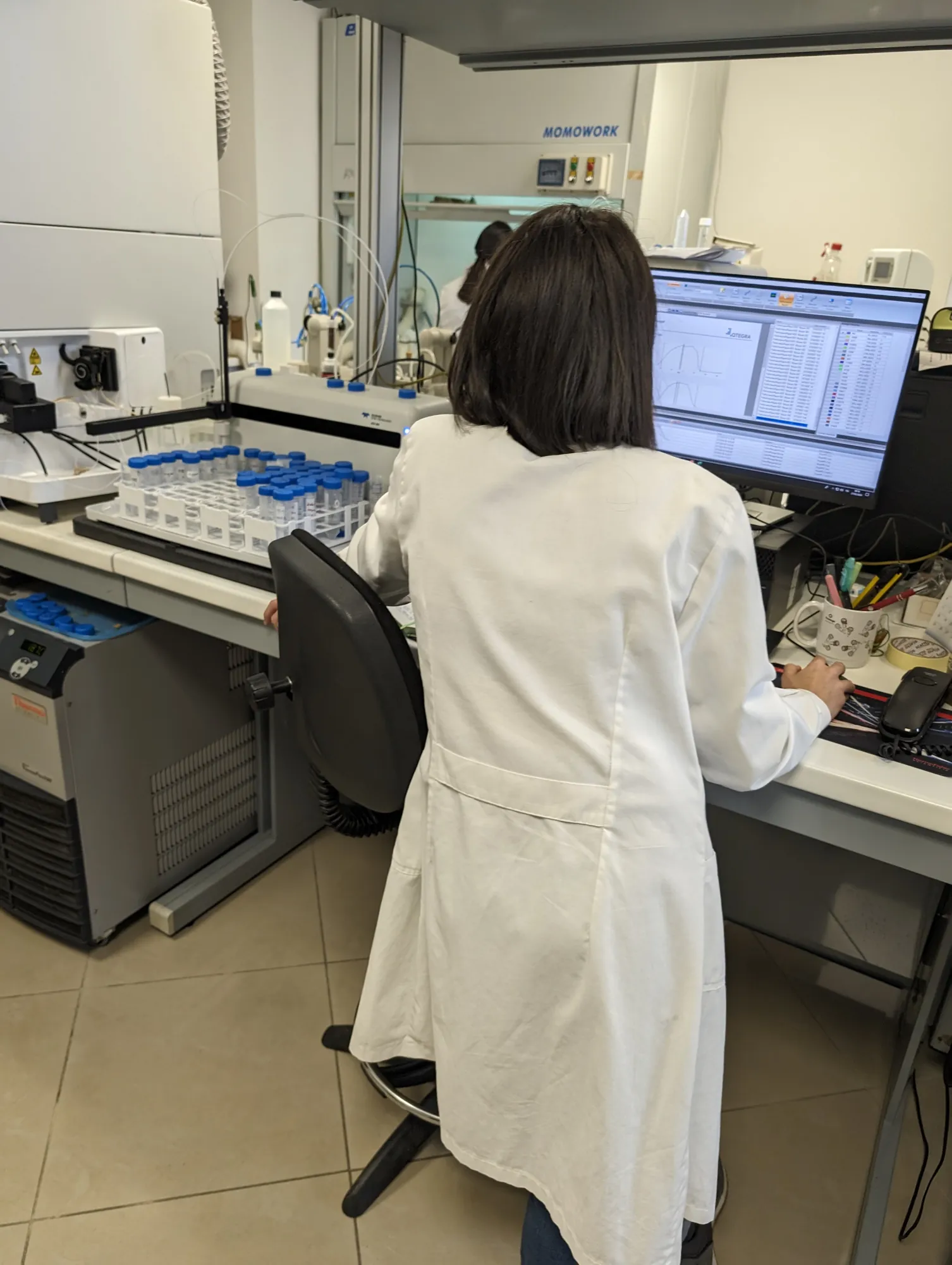 Un'analista al lavoro al banco del laboratorio